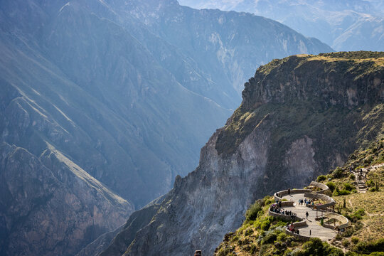 Turistas en el "Mirador del C&oacute;ndor", en el Ca&ntilde;&oacute;n del Colca de la regi&oacute;n Arequipa Per&uacute;