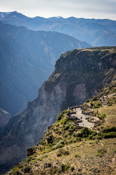 Turistas en el "Mirador del C&oacute;ndor", en el Ca&ntilde;&oacute;n del Colca de la regi&oacute;n Arequipa Per&uacute;