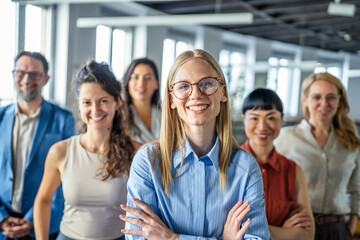 Obraz premium Diverse business team smiling confidently in modern office