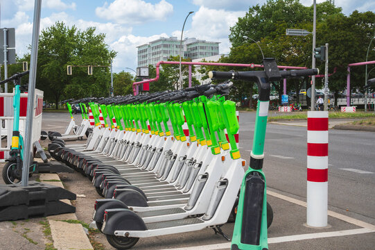 E - Scooter in einer Reihe an einer Strasse