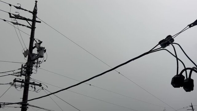 夕立、雨雲と雷の光