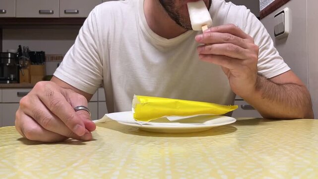 Helado time lapse hombre comiendo polo de hielo de lim&oacute;n velocidad acelerada intervalo r&aacute;pido lemon ice cream fast speed en mesa de cocina verano dom&eacute;stico