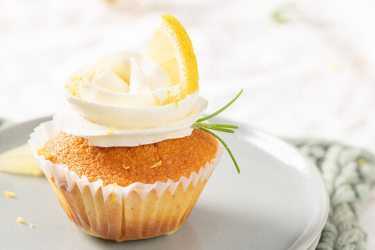 Lemon cupcake with white frosting and lemon slice