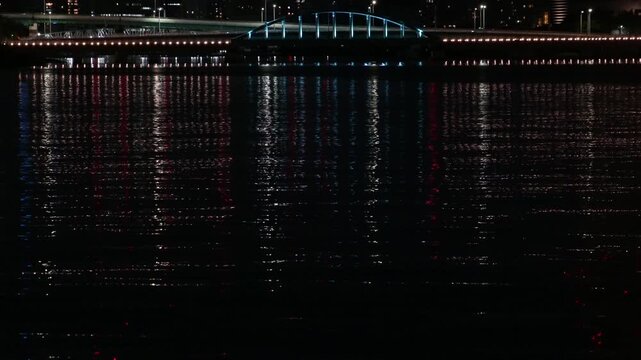 東京湾の静かな水面と東京タワー輝く港区の夜景（縦・背景素材）