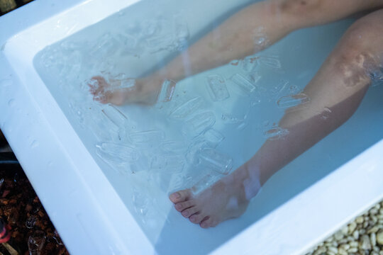 Athlete practicing cold plunge therapy in an ice-filled tub to improve recovery, resilience, and physical performance. Great for wellness, biohacking, and healthy lifestyle concepts.