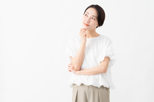 白いブラウスを着ている女性　ライフスタイルイメージ