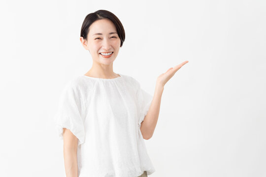 白いブラウスを着ている女性　ライフスタイルイメージ