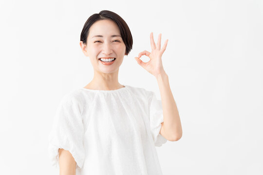 白いブラウスを着ている女性　ライフスタイルイメージ