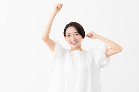 白いブラウスを着ている女性　ライフスタイルイメージ