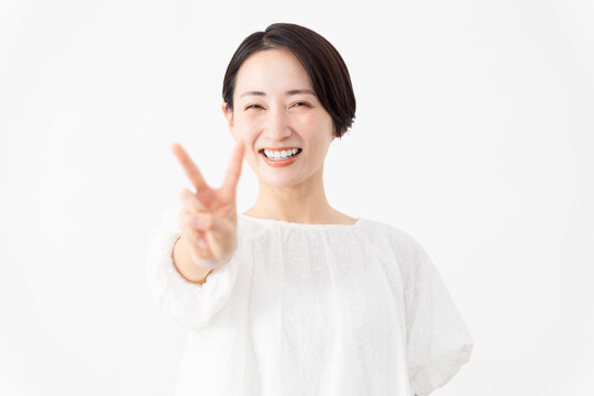 白いブラウスを着ている女性　ライフスタイルイメージ