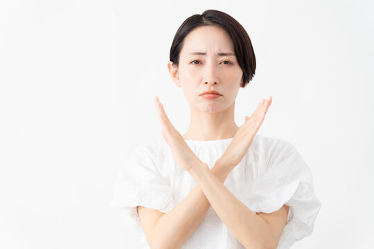 白いブラウスを着ている女性　ライフスタイルイメージ