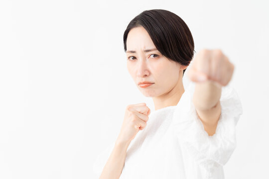 白いブラウスを着ている女性　ライフスタイルイメージ