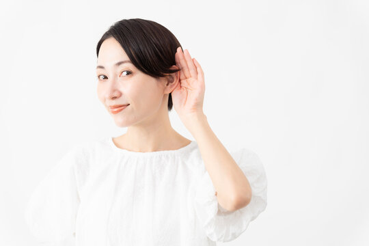 白いブラウスを着ている女性　ライフスタイルイメージ