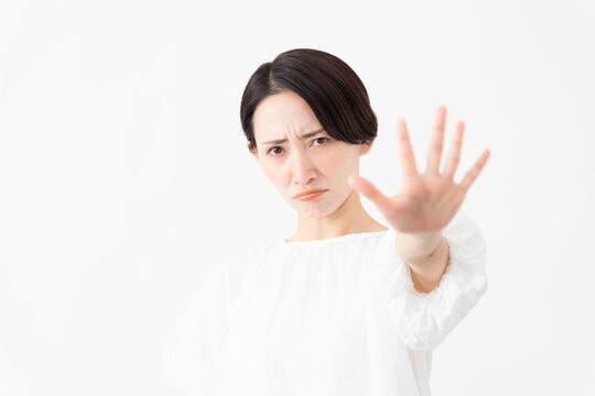 白いブラウスを着ている女性　ライフスタイルイメージ