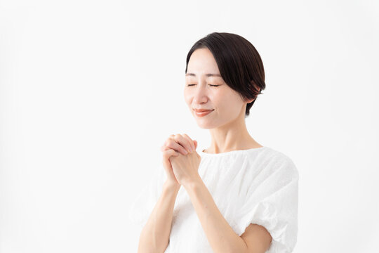 白いブラウスを着ている女性　ライフスタイルイメージ