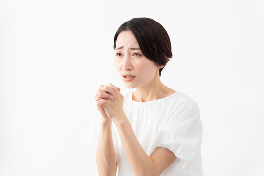 白いブラウスを着ている女性　ライフスタイルイメージ