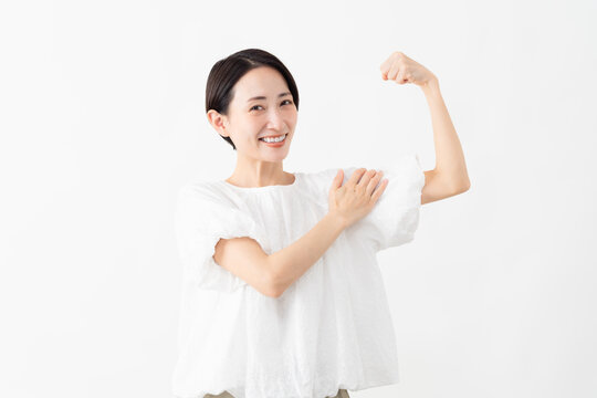 白いブラウスを着ている女性　ライフスタイルイメージ