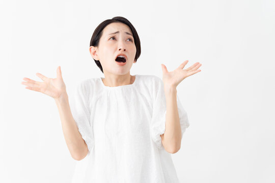 白いブラウスを着ている女性　ライフスタイルイメージ