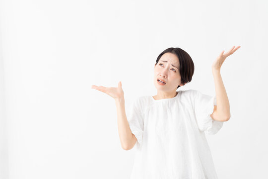 白いブラウスを着ている女性　ライフスタイルイメージ
