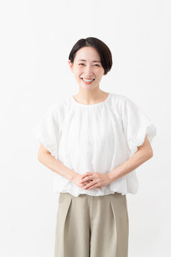 白いブラウスを着ている女性　ライフスタイルイメージ
