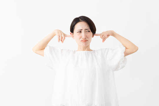 白いブラウスを着ている女性　ライフスタイルイメージ
