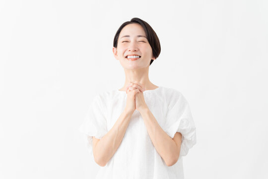 白いブラウスを着ている女性　ライフスタイルイメージ