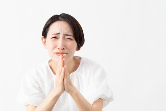 白いブラウスを着ている女性　ライフスタイルイメージ