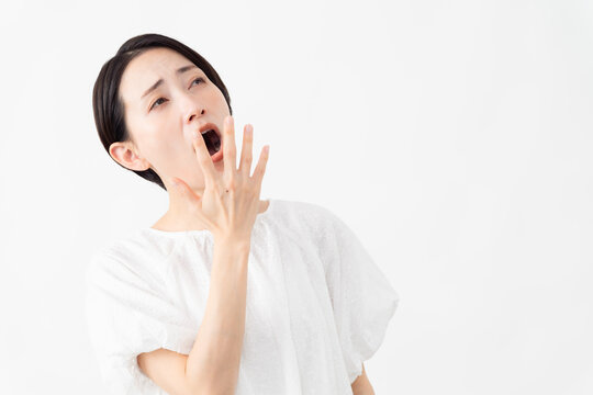 白いブラウスを着ている女性　ライフスタイルイメージ