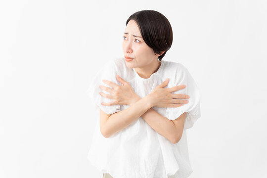 白いブラウスを着ている女性　ライフスタイルイメージ