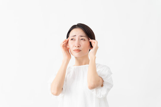 白いブラウスを着ている女性　ライフスタイルイメージ