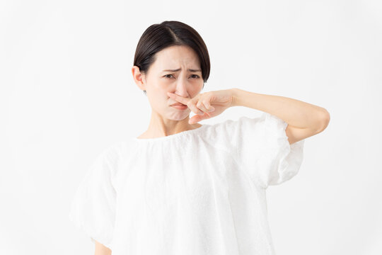 白いブラウスを着ている女性　ライフスタイルイメージ