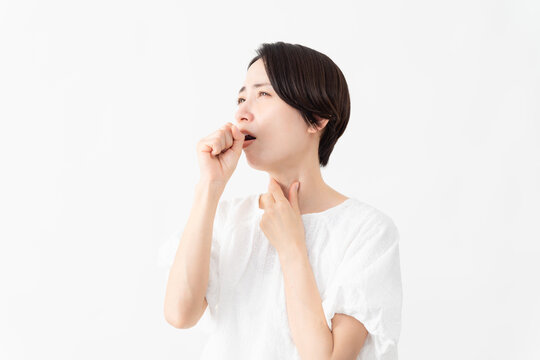 白いブラウスを着ている女性　ライフスタイルイメージ