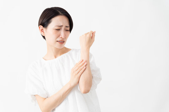 白いブラウスを着ている女性　ライフスタイルイメージ