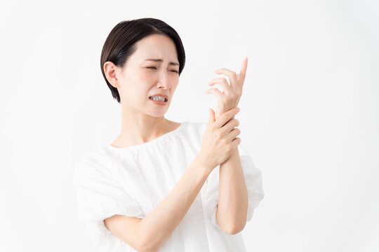 白いブラウスを着ている女性　ライフスタイルイメージ