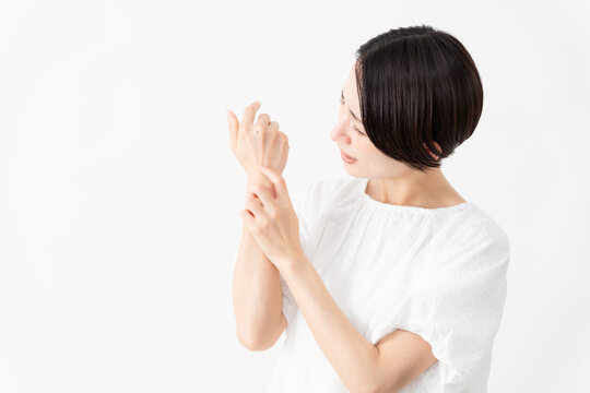 白いブラウスを着ている女性　ライフスタイルイメージ