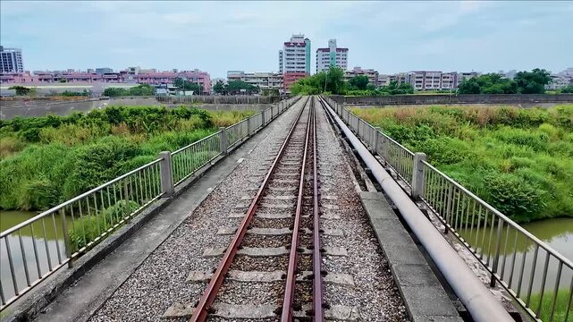 昔の製糖工場の線路を走る観光用列車からの風景