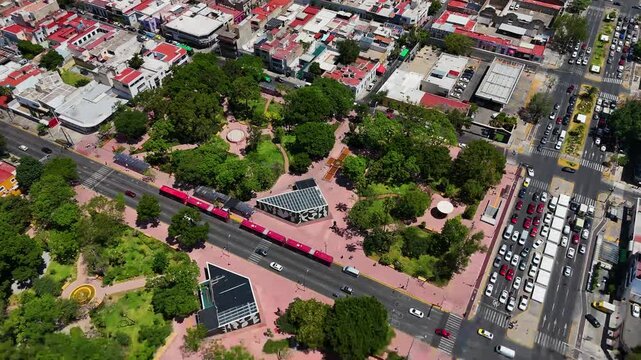 parque con piso rojo y arbolado en centro de Guadalajara