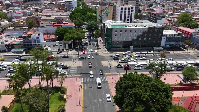 autos en circulaci&oacute;n en calle importante de Guadalajara
