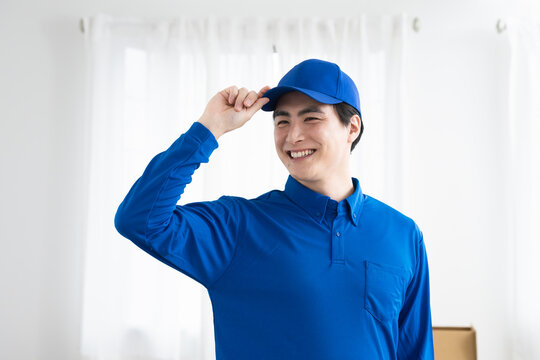 引っ越し業務を行う若い男性　ライフスタイルイメージ