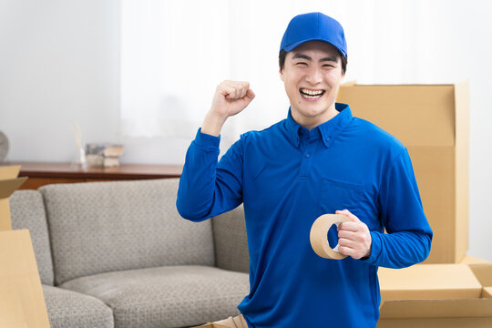 引っ越し業務を行う若い男性　ライフスタイルイメージ