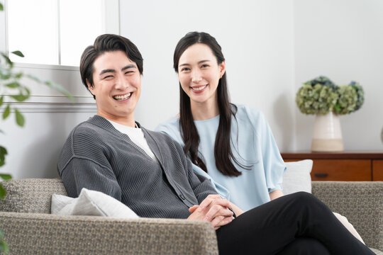 ソファーでくつろぐ若い男女　ライフスタイルイメージ