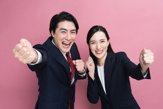 ビジネススーツを着た若い男女　ビジネスイメージ