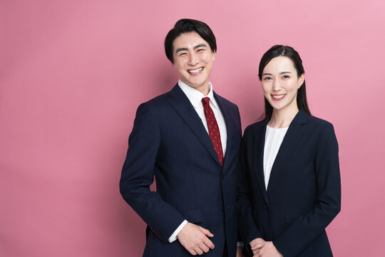 ビジネススーツを着た若い男女　ビジネスイメージ