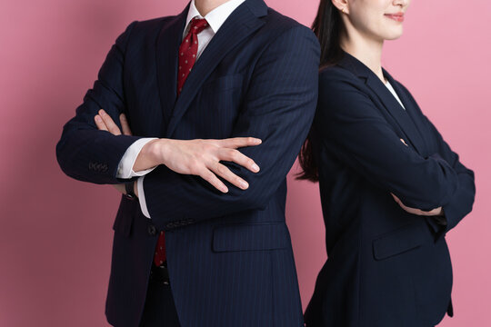 ビジネススーツを着た若い男女　ビジネスイメージ