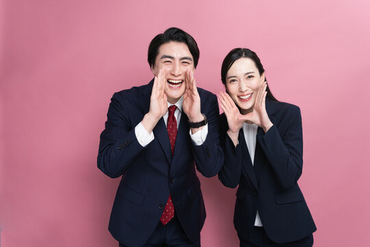ビジネススーツを着た若い男女　ビジネスイメージ