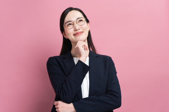 ビジネススーツを着た若い女性　ビジネスイメージ
