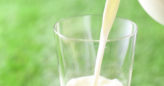 牛乳を注ぐ