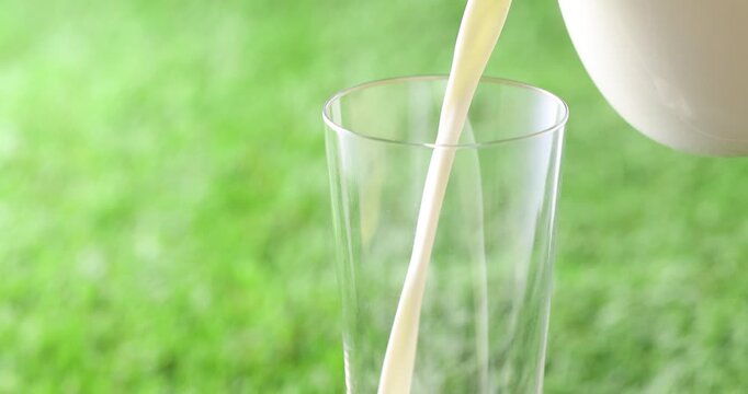 牛乳を注ぐ