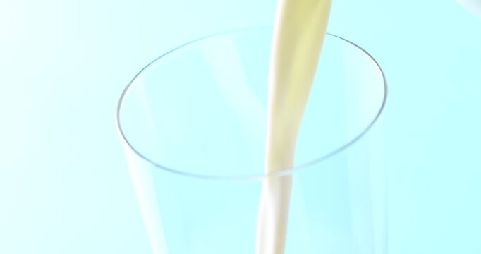 牛乳を注ぐ