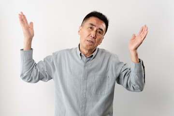 Fototapeta premium 私服のシニア男性の立ち姿 ライフスタイルイメージ